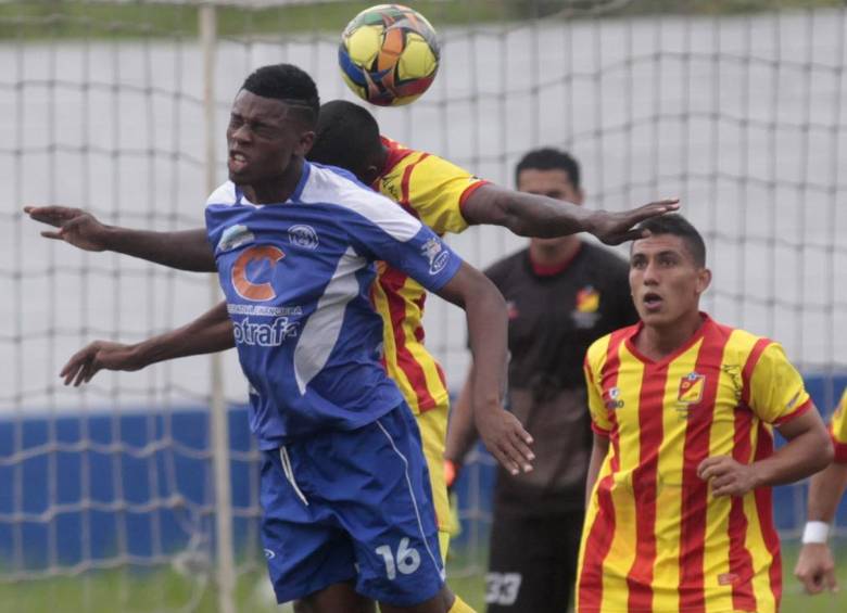 Leones se le montó al primer lugar en la B