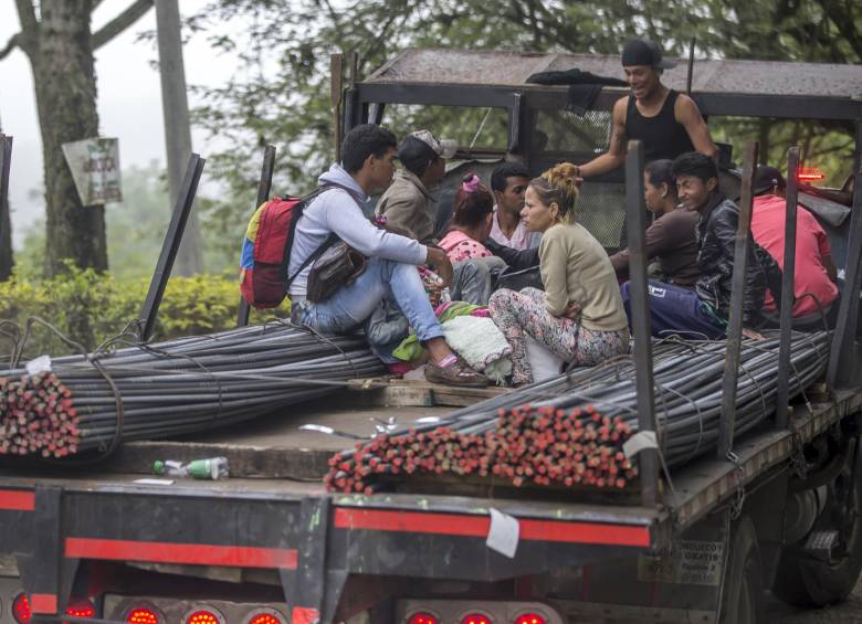 Venezolanos se desplazan por las vías del suroeste antioqueño por la oportunidad de empleo que se genera con la cosecha cafetera. FOTO: JUAN ANTONIO SÁNCHEZ
