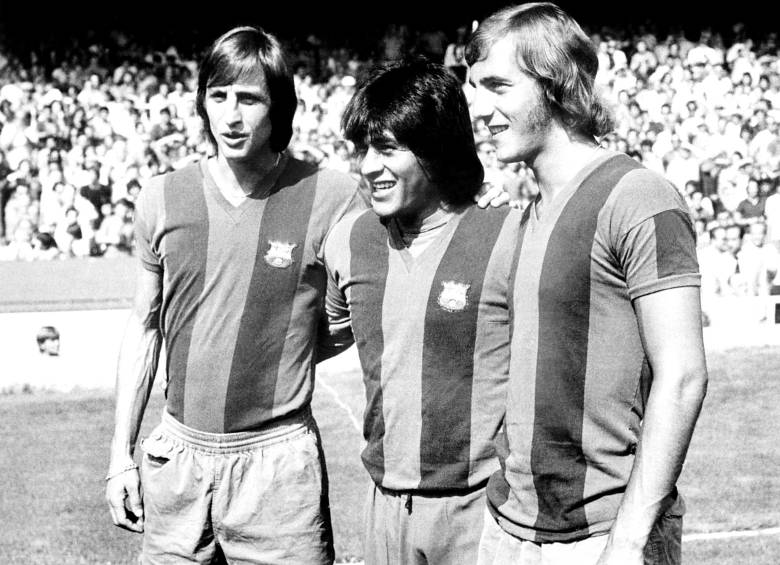 Cruyff junto a Hugo Sotil y Johan Neeskens, con la camiseta del Barcelona en 1974. FOTO AFP