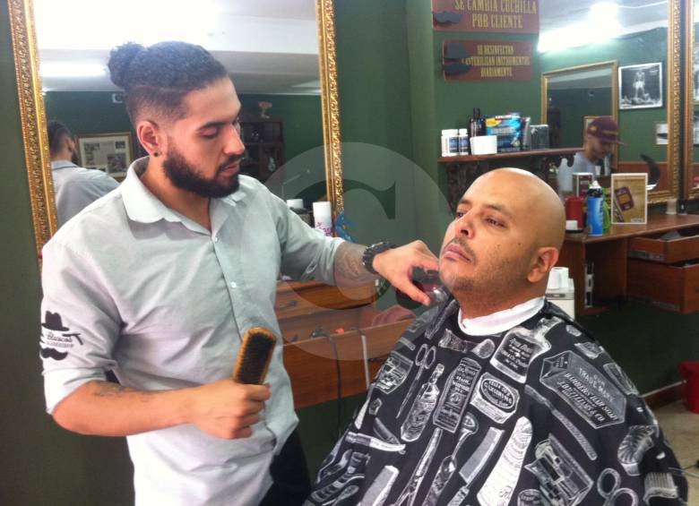 Dos meses duró la búsqueda de las cinco sillas de barbero antiguas para la decoración de Los Clásicos.