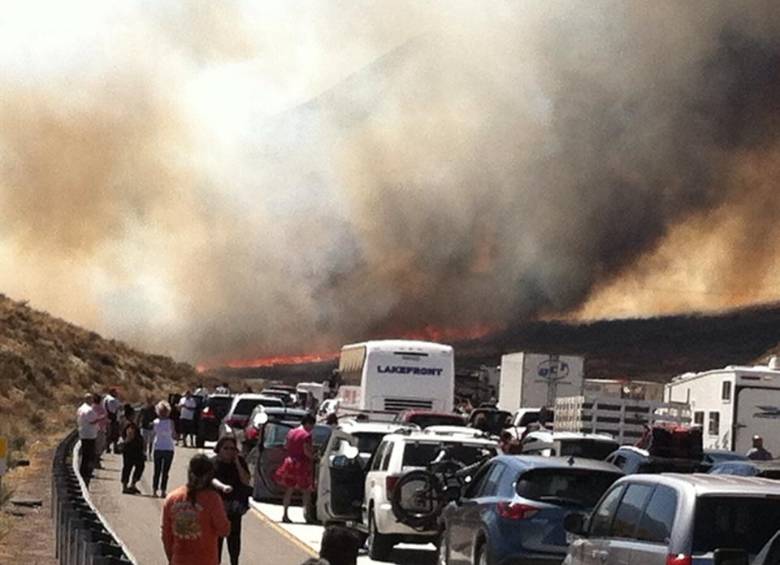 Un incendio de vegetación alcanzó la autopista en el Puerto del Cajón, en el sur de California (Estados Unidos). FOTO REUTERS