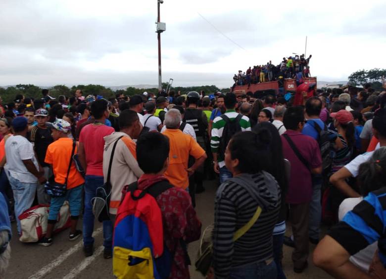 Venezolanos rompen vallas y cruzan a Colombia en el Simón Bolívar