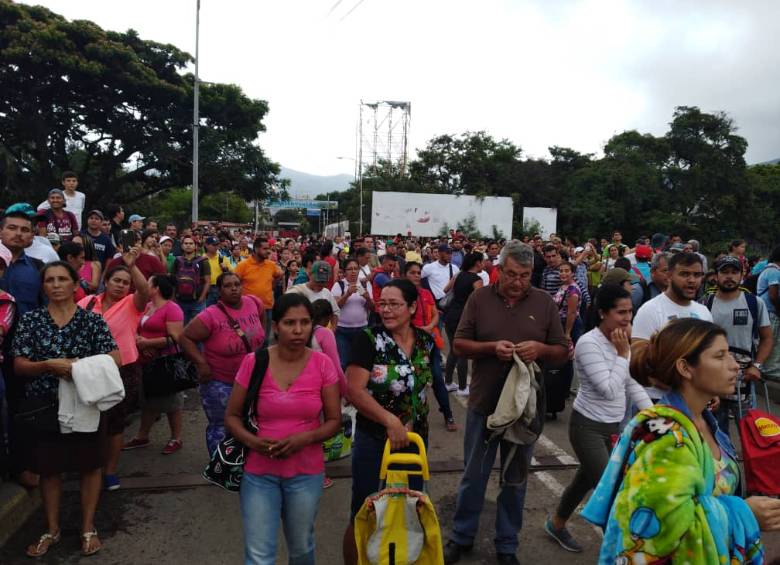 Venezolanos rompen vallas y cruzan a Colombia en el Simón Bolívar