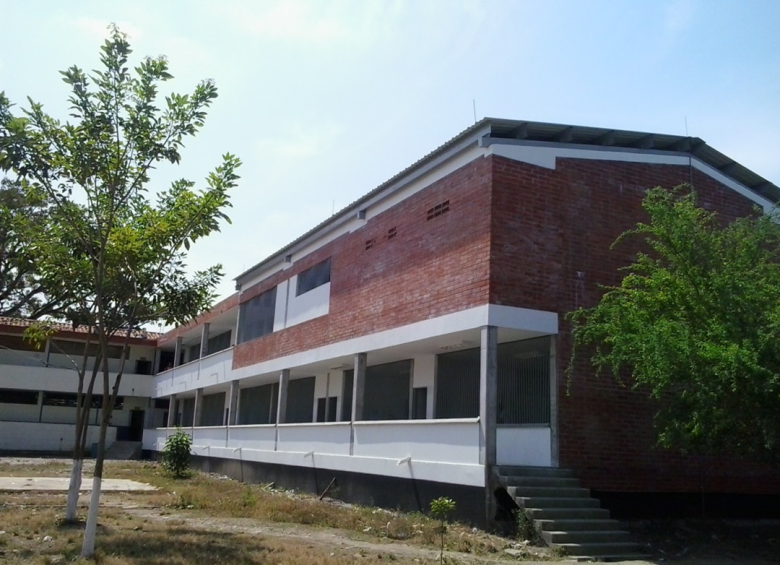 Nechí, Bajo Cauca antioqueño, también ha contado con varias intervenciones en infraestructura educativa. Así encontraron a la Institución Educativa Nechí y así la dejaron. FOTO cortesía