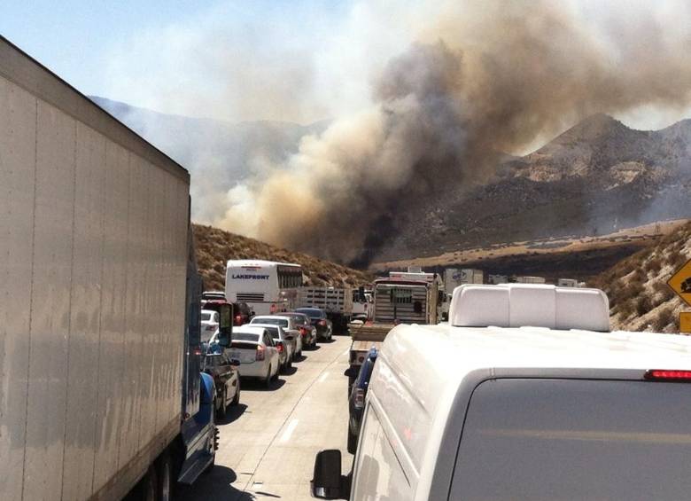 Un incendio de vegetación alcanzó la autopista en el Puerto del Cajón, en el sur de California (Estados Unidos). FOTO REUTERS