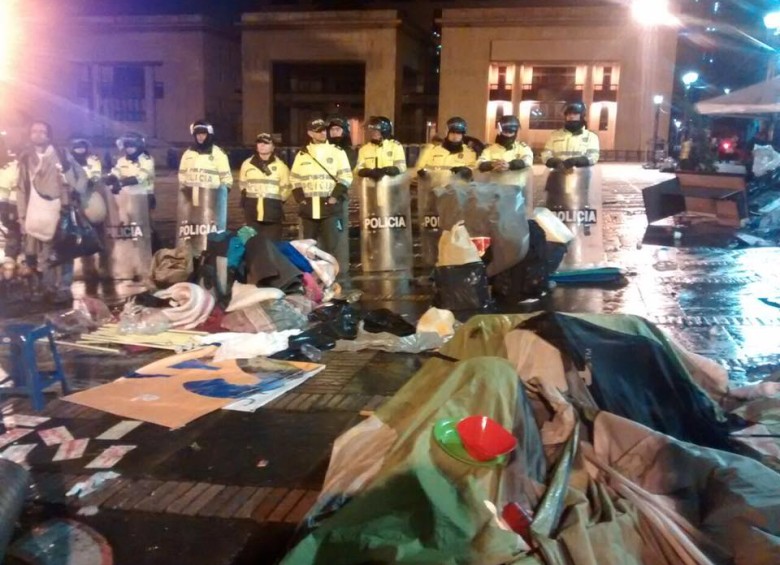 La Policía desalojó esta madrugada el campamento por la paz que llevaba un mes y medio en la Plaza de Bolívar. FOTOS Facebook Campamento Por La Paz