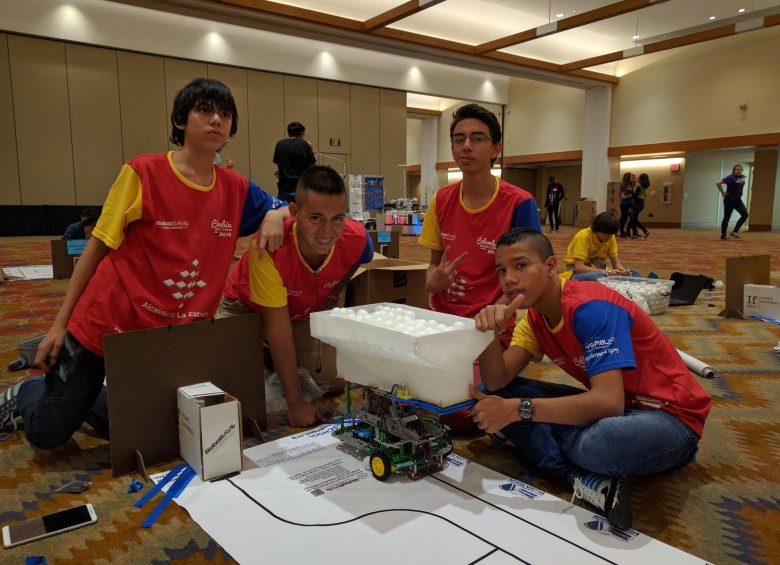 El equipo ganador de La Estrella en la competencia de robótica en Albuquerque, Estados Unidos: Sebastián Álvarez, Jorge Alejandro Díaz, Juan Pablo Gil y Jorge Grisales. FOTO cortesía