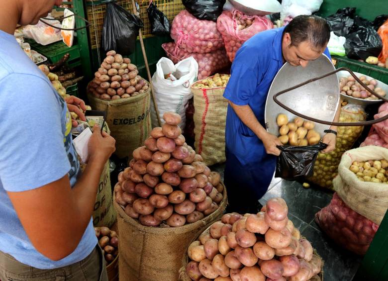 El aumento de precios durante el año anterior no solo desbordó las proyecciones de los analistas, también la capacidad de compra de los colombianos. FOTO Julio César Herrera