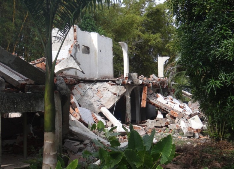 La casa de Pablo Escobar ubicada en la Hacienda Nápoles en el municipio de Puerto Triunfo, Antioquia, se desplomó. FOTO CORTESÍA