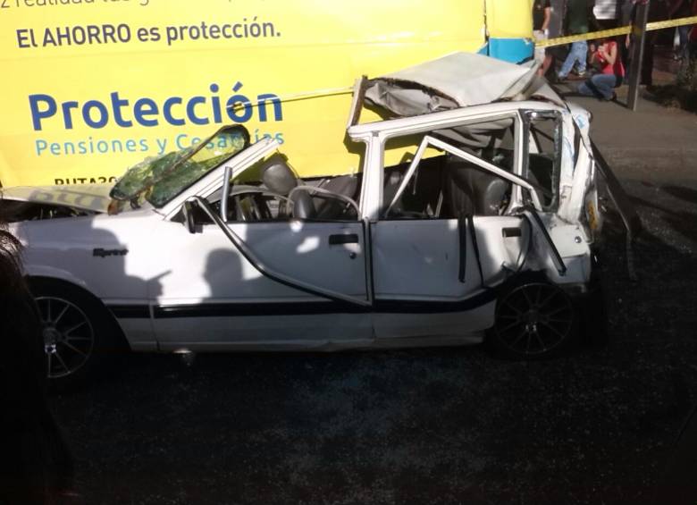 Los dos pasajeros del vehículo fueron rescatados por personal de los Bomberos. FOTO CORTESÍA
