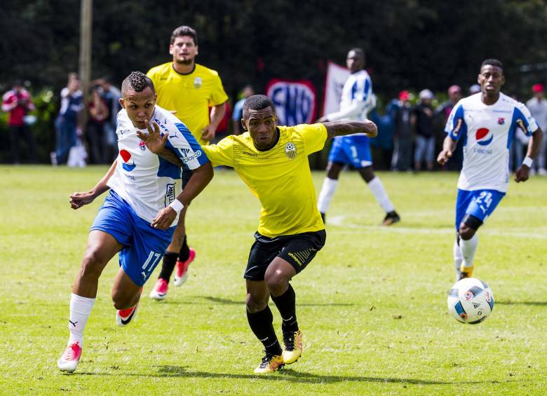 Rivaldo Correa (de blanco y azul) dejó una grata impresión en la pretemporada del Medellín y parece ser el juvenil a mostrar por parte del conjunto escarlata esta temporada. FOTO jaime pérez