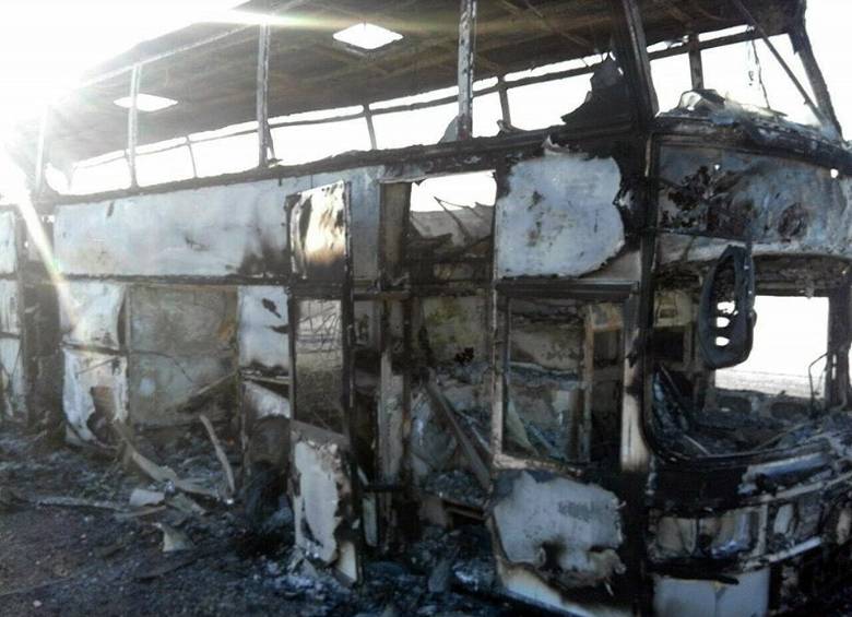 Así quedó el bus siniestrado que dejó 52 personas muertas. FOTO: EFE