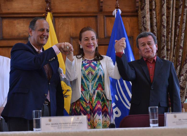 Ayer, las delegaciones del Gobierno y el Eln y la Cancillería de Ecuador, celebraron la firma del cese bilateral de hostilidades. FOTO DELEGACIÓN DE PAZ