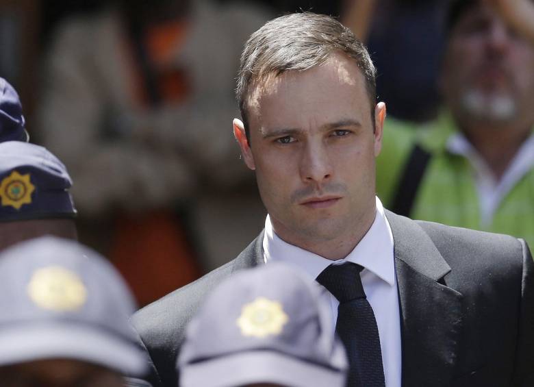 El atleta sudafricano Oscar Pistorius, encarcelado por el homicidio de su novia, la modelo Reeva Steenkamp salió de la cárcel este lunes y ahora se encuentra bajo arresto domiciliario. FOTO AP