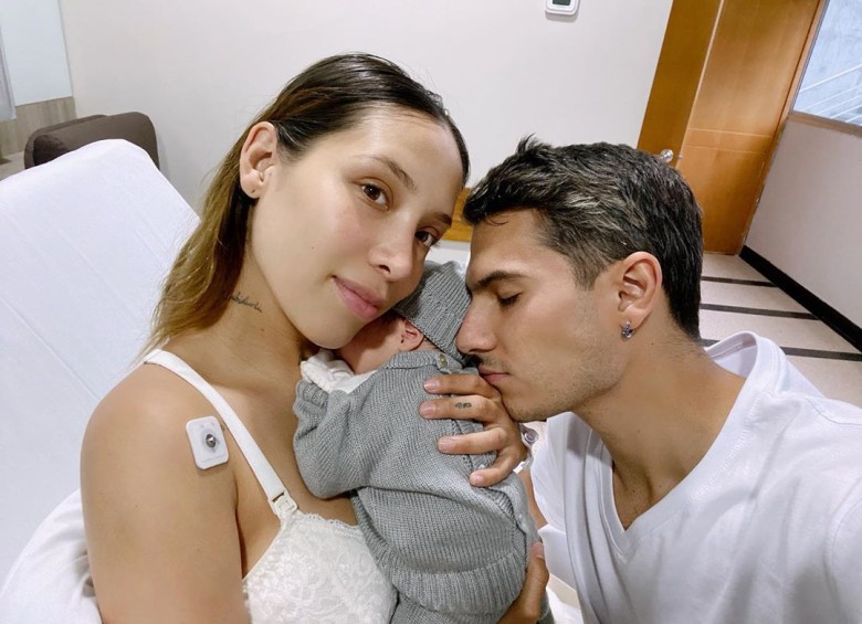 Esta es la primera imagen que la pareja subió a redes sociales, luego del nacimiento de Massimo. FOTO Instagram