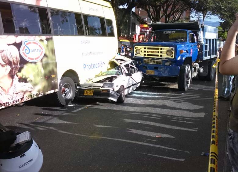 Los dos pasajeros del vehículo fueron rescatados por personal de los Bomberos. FOTO CORTESÍA
