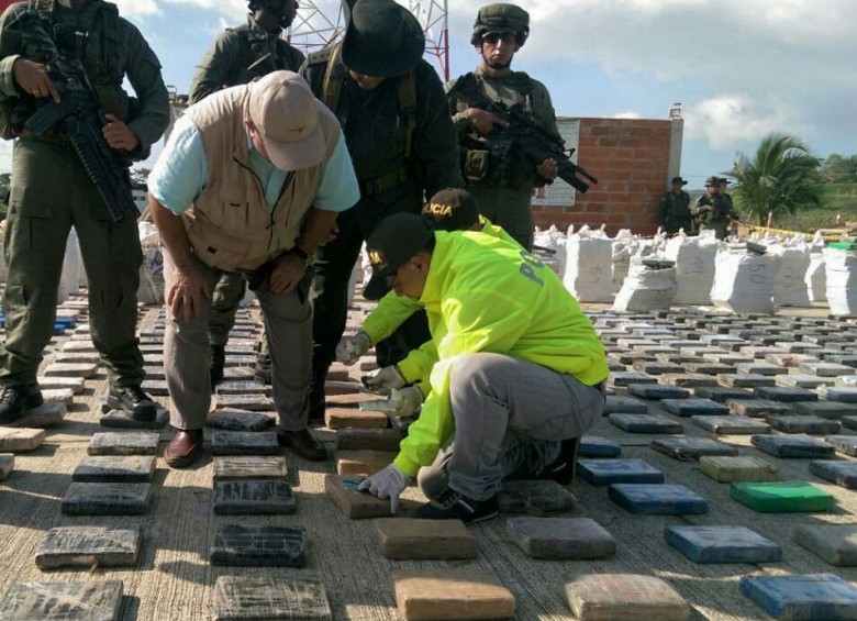La cocaína decomisada fue llevada a la base Antinarcóticos de la Policía en zona rural del municipio de Necoclí, mientras que los capturados quedaron a disposición de la Fiscalía. FOTO colprensa