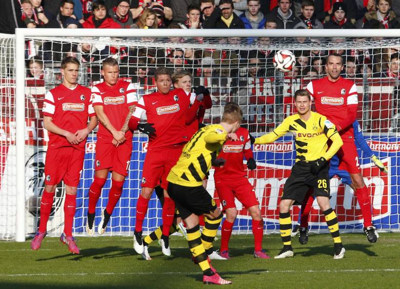 El Borussia Dortmund logró salir del sótano de la Liga alemana al lograr una goleada en su visita al Friburgo (0-3). FOTO REUTERS