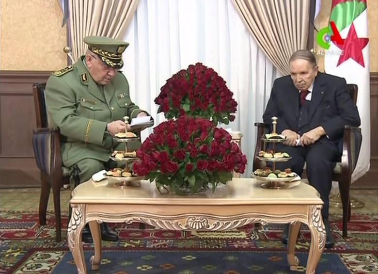 Abdelaziz Bouteflika (a la derecha) dejará la presidencia de Argelia en este mes. FOTO: AFP