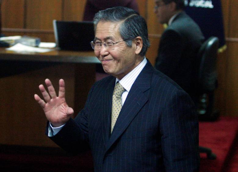 El expresidente Fujimori recibió la noticia de su indulto desde el hospital al que fue trasladado la noche del sábado, luego de sufrir una presión arterial baja y latidos cardíacos irregulares. FOTO reuters