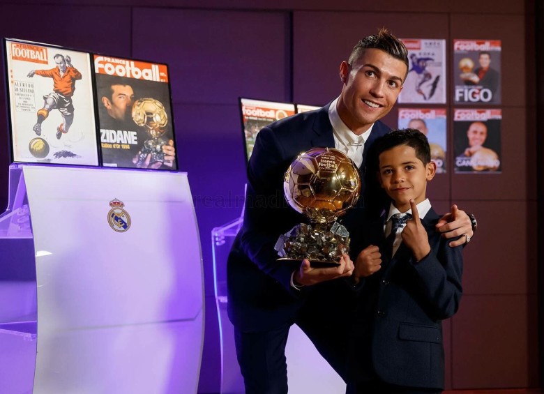 Cristiano celebró el cetro con su hijo, Cristiano Jr, su motor para jugar al fútbol, según reconoce. FOTO cortesía france football 