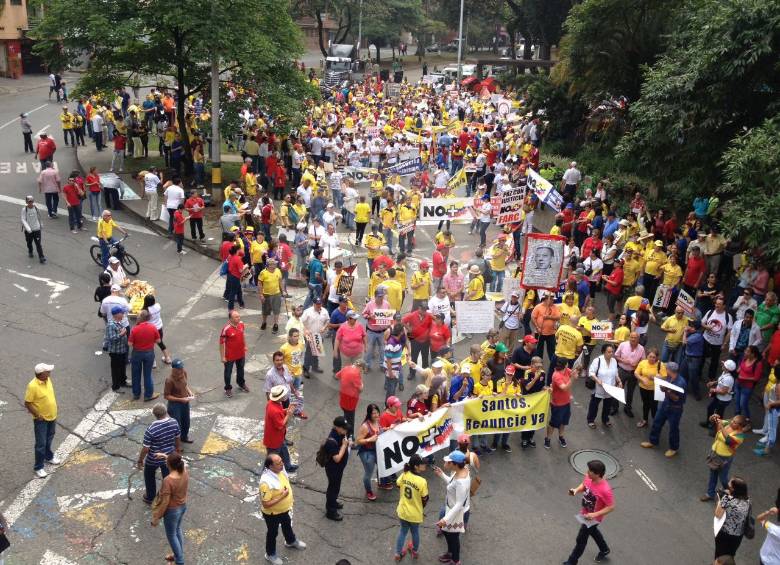 La marcha inició a las 9:50 de la mañana desde el Teatro Pablo Tobón Uribe y finalice en el Parque de Las Luces. FOTO JULIO CESAR HERRERA