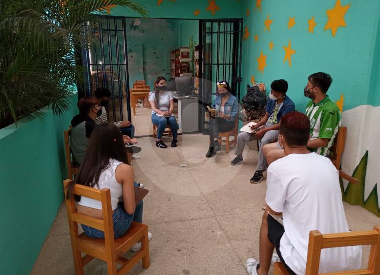 La Biblioteca Familia Raizal, ubicada en el barrio Manrique de Medellín, abrió con todos sus protocolos el pasado 15 de junio. Hacen talleres de lectura al aire libre. FOTO cortesía