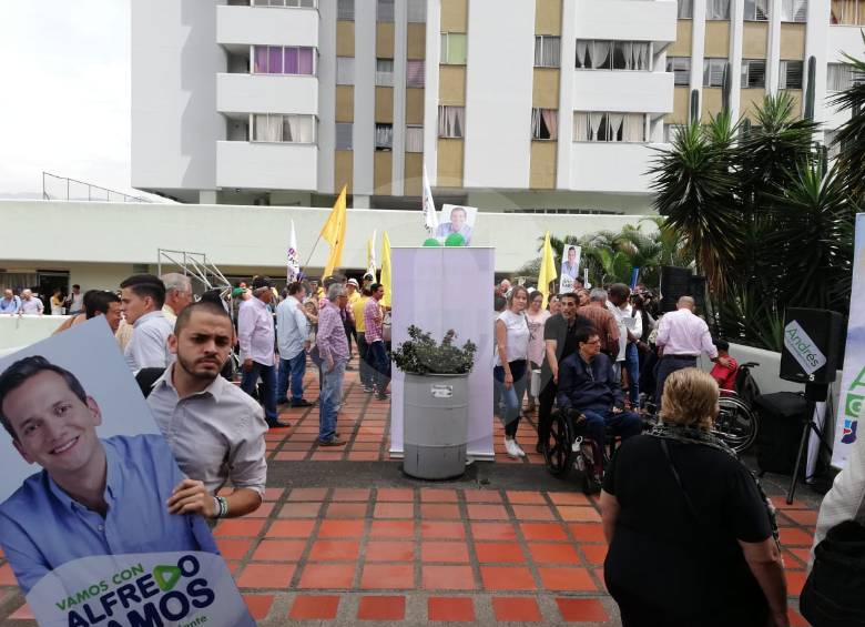 Momento en el que se juntan los militantes del Polo con los del Centro Democrático. FOTO: Juan José Aux Trujillo