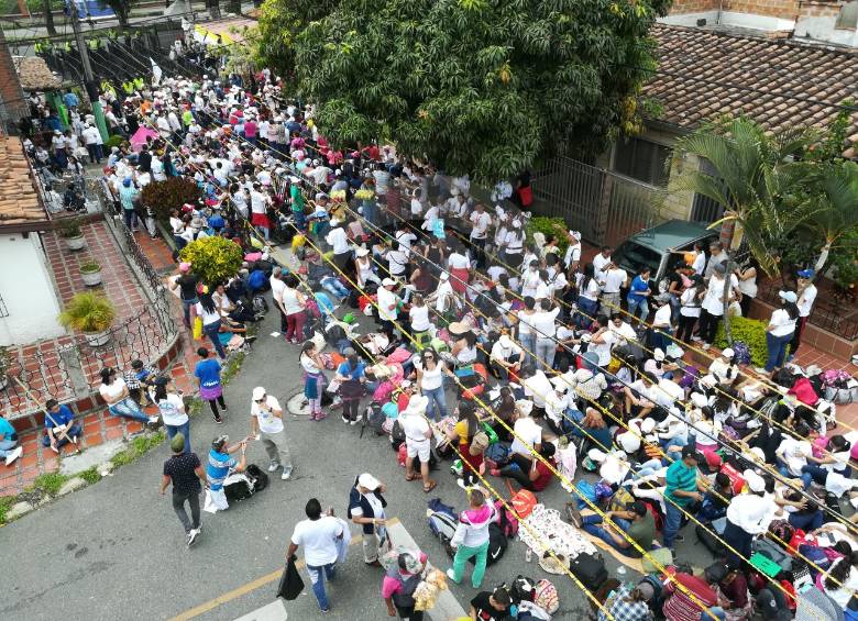 Fila para ingresar a la misa campal del Papa Francisco en el aeropuerto Olaya Herrera. FOTO MANUEL SALDARRIAGA