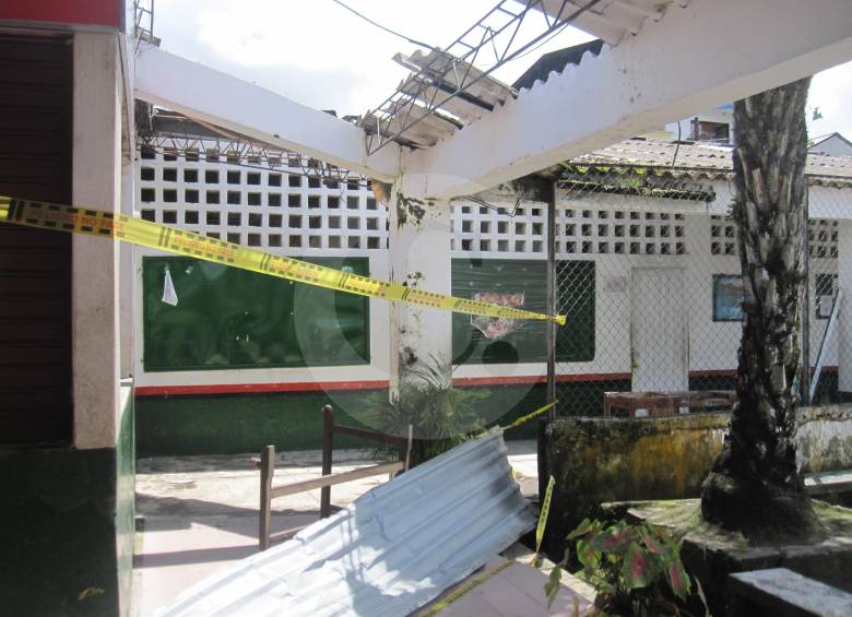 La imagen muestra el techo desprendido en el colegio integrado Carrasquilla Industrial, uno de los más tradicionales de Quibdó. En total fueron 58 barrios afectados. FOTO santiago valenzuela 