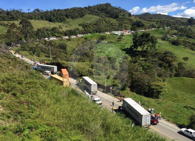 La fuerza pública en Antioquia acompaña las caravanas compuestas por camiones que no se unieron a la inmovilización. FOTO ESTEBAN VANEGAS