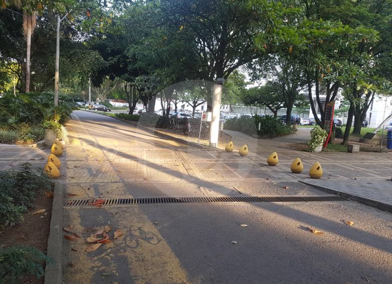 1. En las porterías también se controlará el respeto al peatón por parte de vehículos entrantes o salientes. 2. Los pasos peatonales al interior del campus de UPB, en Laureles, serán el principal objetivo del proyecto. FOTO MANUEL SALDARRIAGA y cortesía upb