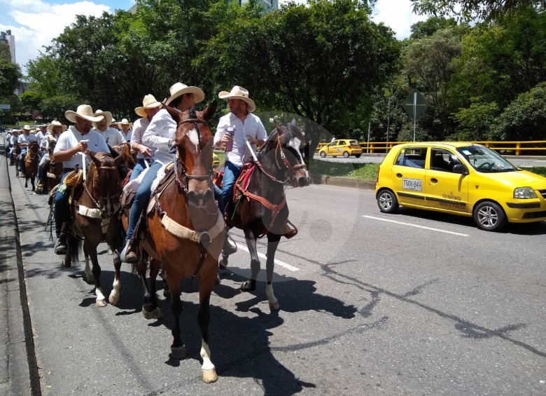 Vuelve y juega: caballistas salieron a las calles en el día sin carro