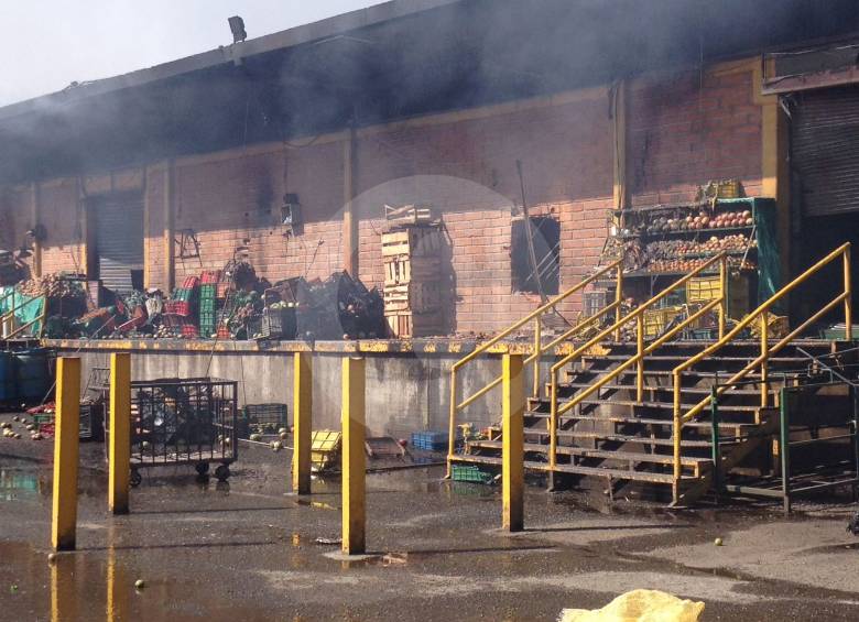 Los organismos de emergencia trabajan en labores de remoción y de enfriamiento. FOTO RÓBINSON SAENZ