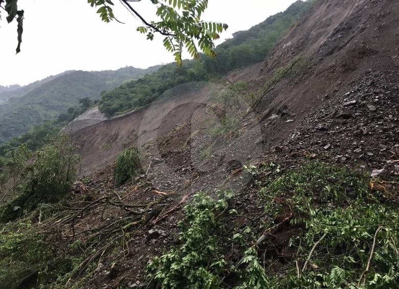 Activan plan de emergencia tras derrumbe en vía al Suroeste