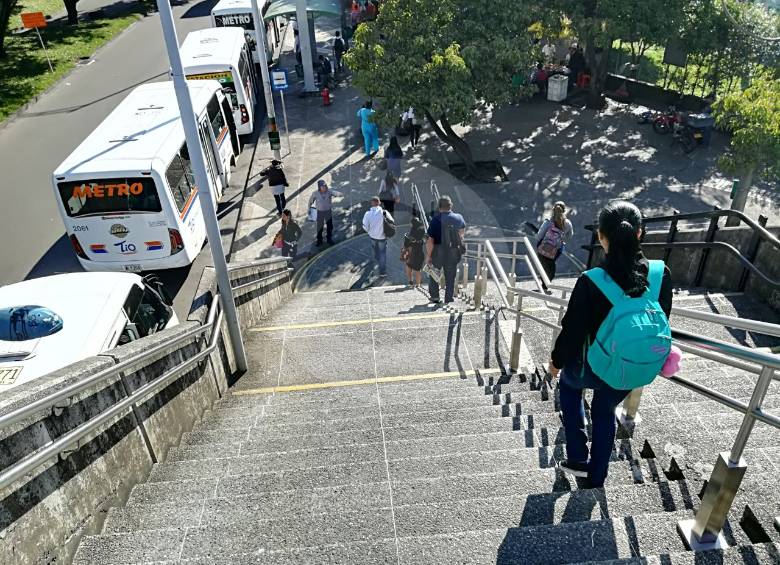 Estación Envigado, 9:00 de la mañana presenta poca congestión. FOTO MANUEL SALDARRIAGA