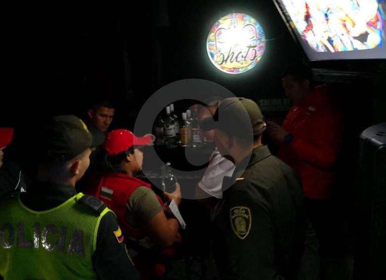 Policía y Rentas Departamentales en operativos de control de venta de licor en Bello. Foto Cortesía