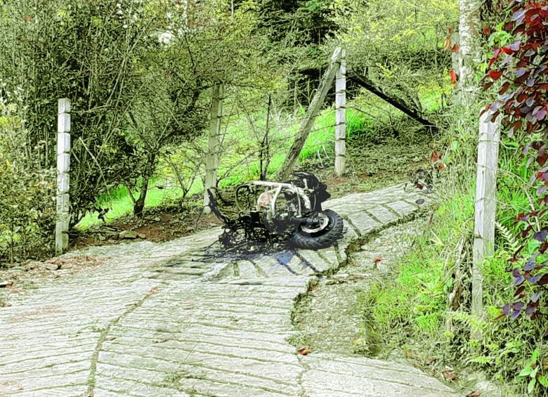 Así quedó la moto de la víctima, que fue incinerada en zona rural de Girardota. FOTO LAURA ROSA JIMÉNEZ