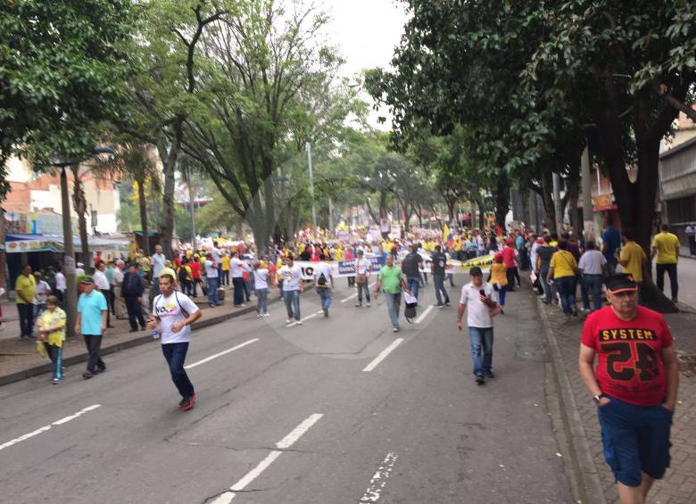 La marcha inició a las 9:50 de la mañana desde el Teatro Pablo Tobón Uribe y finalice en el Parque de Las Luces. FOTO ESTEBAN VANEGAS