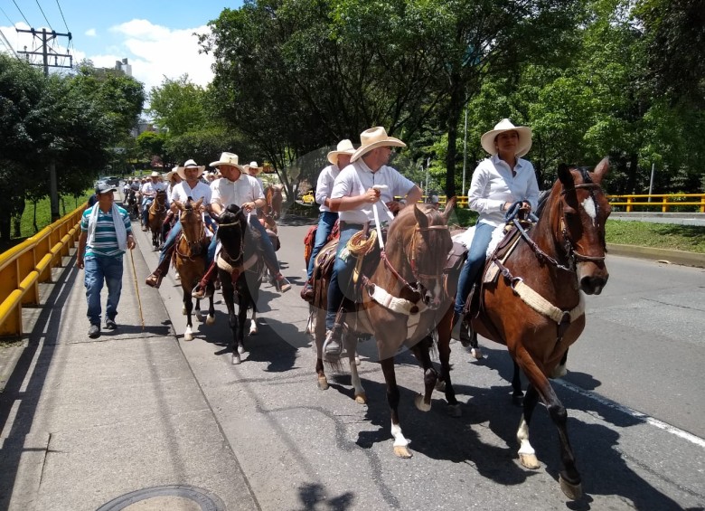 Un grupo de caballistas recorrió la avenida El Poblado durante la tarde de ayer.