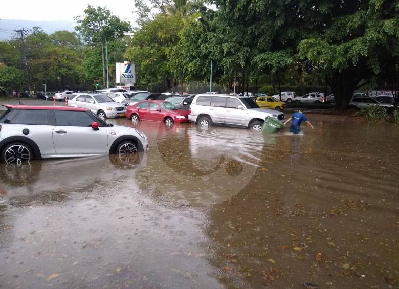 La avenida Las Vegas se inundó. FOTO CARLOS VELÁSQUEZ - JAIME PÉREZ