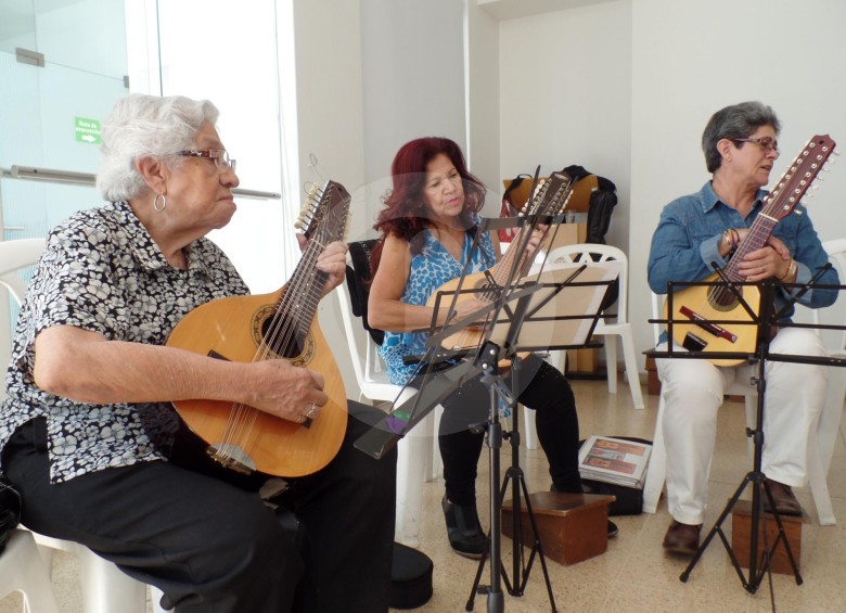 María del Socorro Gaviria (izq.) tocaba guitarra desde su juventud y hace 25 años comezó con la bandola y estudio de partitura. FOTO yonatan rodríguez