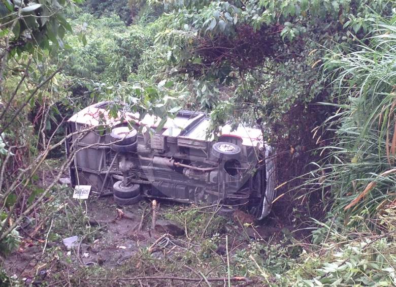 El conductor perdió el control del vehículo y terminó en un abismo. FOTOS EDWIN BUSTAMANTE