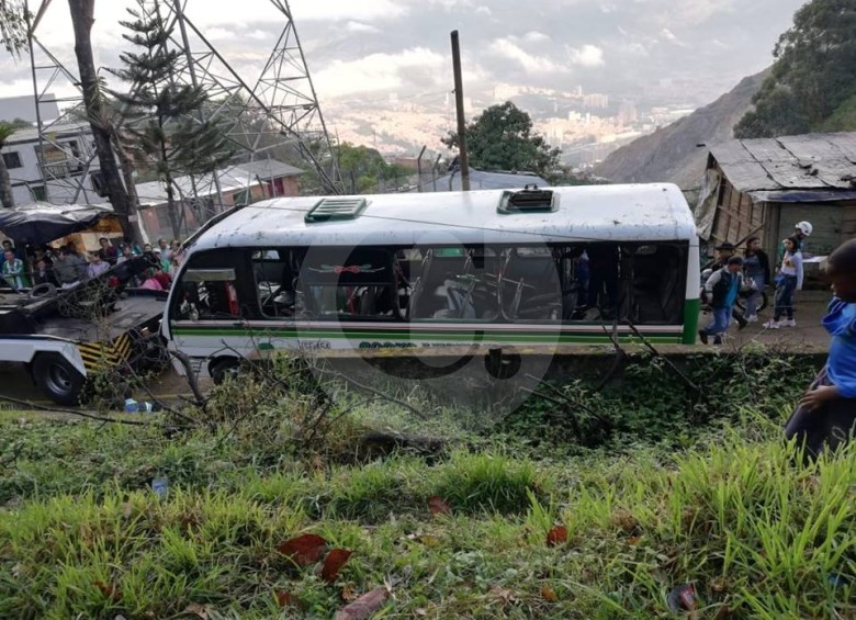 No se revelaron las causas del volcamiento del bus. FOTO CORTESÍA GUARDIANES DE ANTIOQUIA