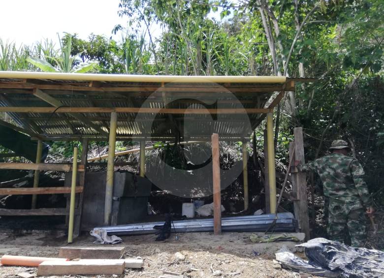 La entrada a la estructura estaba en un comedero para animales hecho en concreto.