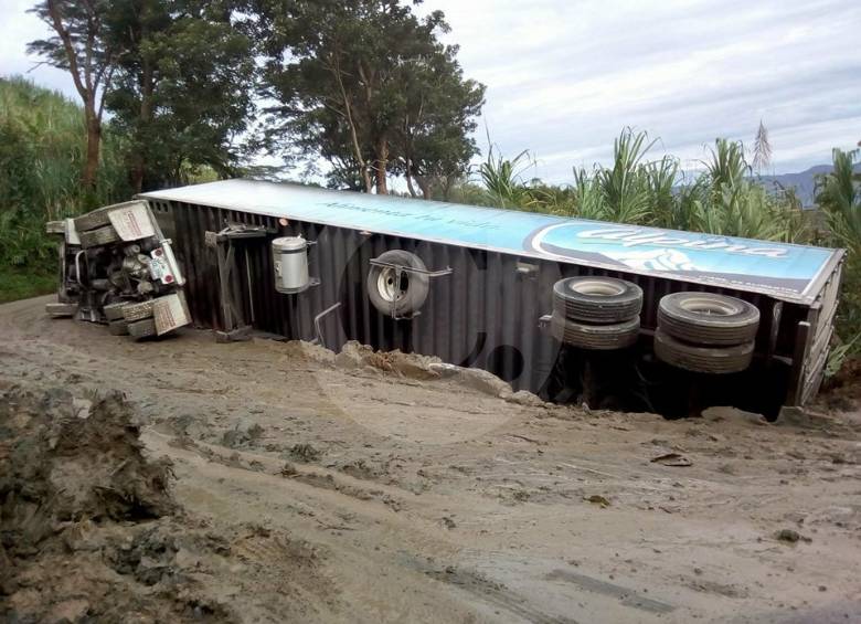 Este camión se volcó en la vía Santiago-Cisneros y bloqueó un carril. FOTO CORTESÍA GUARDIANES ANTIOQUIA