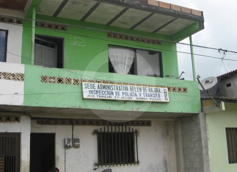 El gobernador de Antioquia dijo que el inspector que Chocó tiene en esta oficina de Belén de Bajirá sería sacado con policías. FOTO LAURA JIMÉNEZ