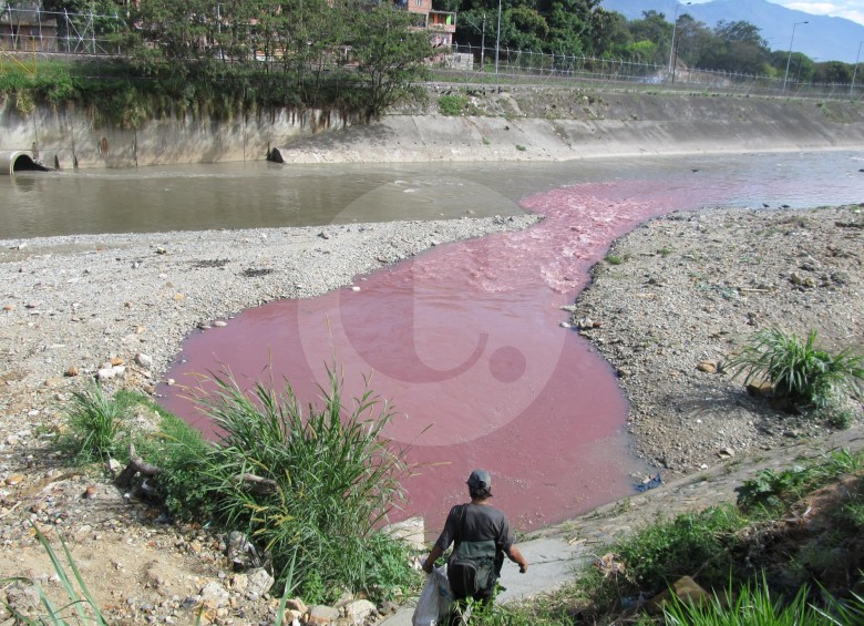 Los vertimientos de químicos al río Aburrá-Medellín se volvieron una constante. Algunas empresas han llegado al descaro de teñir el color de los químicos con el color del río. FOTO archivo 