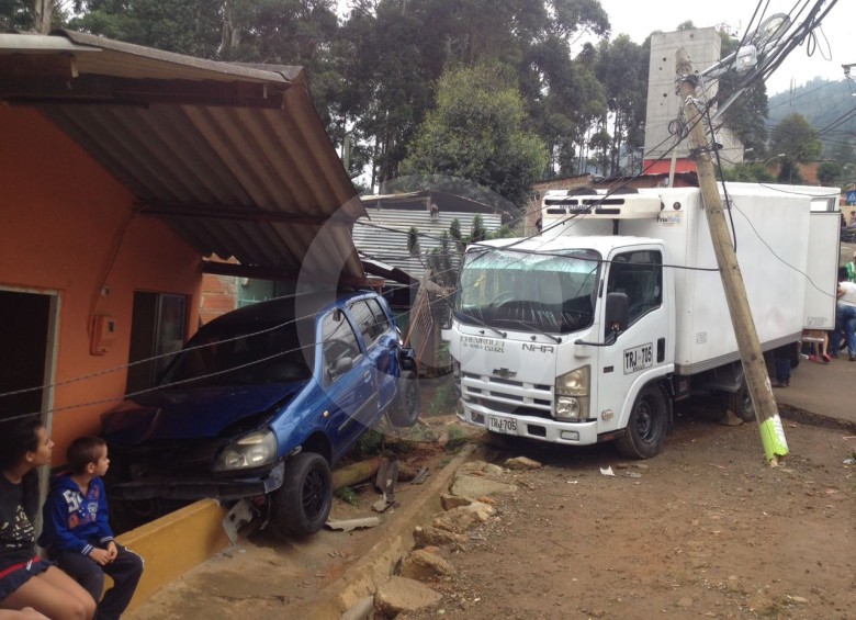 El camión chocó con otro vehículo que estaba parqueado y lo arrastró hasta una vivienda. FOTO RÓBINSON SAENZ