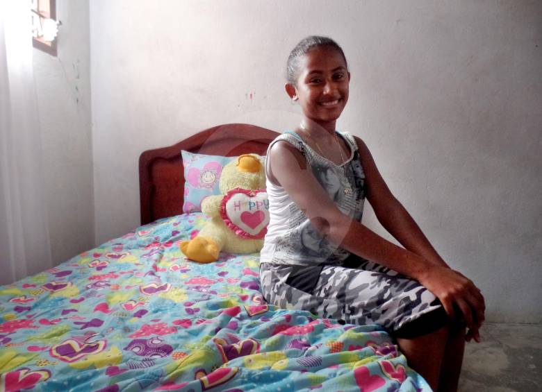 Natalie Sierra Montes, una de las menores que ha sufrido decaimiento y desmayos después de recibir la vacuna. Fotografía autorizada por su madre, Luz Mary Montes. FOTO santiago valenzuela